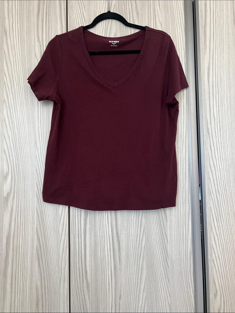 Old Navy Women's V-Neck Short Sleeve Tee in Burgundy